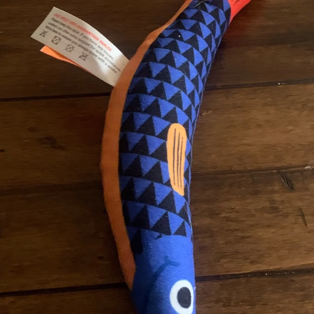 Brand newPink and Blue Fish cat toy with bell abd catnip inside . Must have !